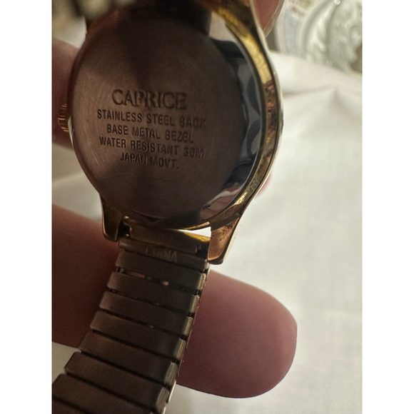 Vintage Caprice Gold Tone Quartz Watch Stretch Band Grandmacore Needs Battery - Picture 4 of 4